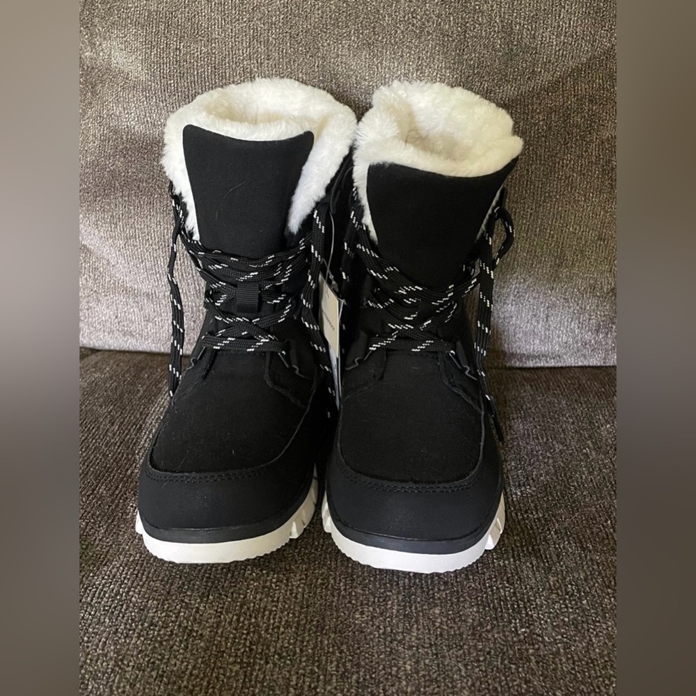 Brand New Women’s Size 6 Universal Thread Snow Boots